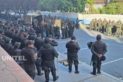 Efectivos policiales resguardan y acordonan la sede del debate presidencial de este domingo