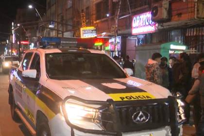 Una mujer con una pistola de juguete intentó robar una farmacia en El Alto y fue capturada por los vecinos