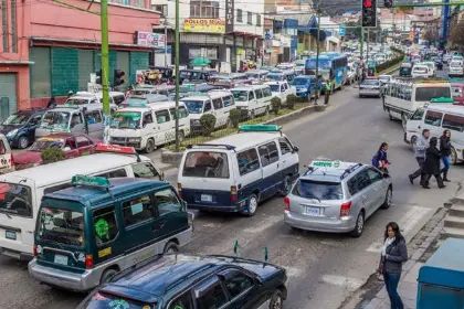“Nos perjudica”: Choferes urbanos de La Paz rechazan el feriado del 2 de enero en Bolivia 