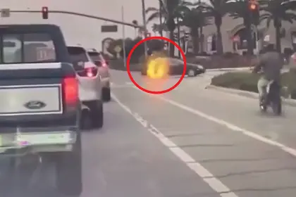 Imágenes sensibles: Un joven en moto arde en llamas tras chocar contra un auto