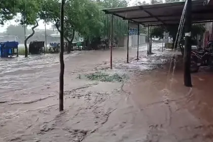 “Parece un río”: Intensa lluvia deja calles inundadas en Yacuiba y genera temor entre vecinos