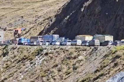 Ruta a los Yungas: Choferes bloquean la tranca de Urujara exigiendo gasolina y diésel