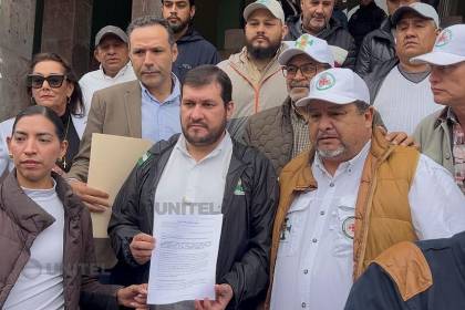 Cívicos cruceños llegan hasta el Comando de la Policía exigiendo el desbloqueo de vías
