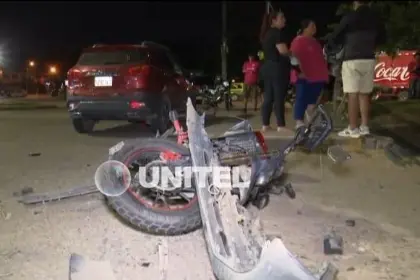Motociclista cae a un canal y queda con fracturas tras el impacto de un auto en una intersección