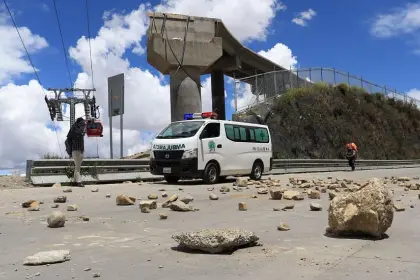 “Las ambulancias no pueden ser agredidas”: Gobierno denuncia agresiones y obstrucción al traslado de pacientes e insumos en rutas bloqueadas