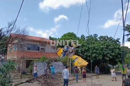 Una avioneta cae en una casa por la zona de San Aurelio en Santa Cruz de la Sierra