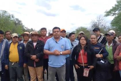 Bloqueo en Abapó: Movilizados piden diálogo con Camacho en el segundo día de protesta