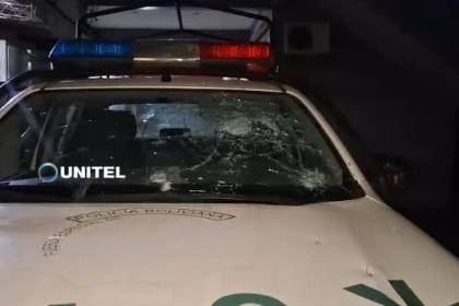 Turba ataca patrulla policial e impide aprehensión de un hombre acusado de abuso sexual