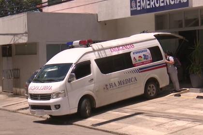 “Cuánto quisiera llevármelo a un hospital pero no hay espacio”: el papá del joven que cayó del micro en un asalto pide ayuda