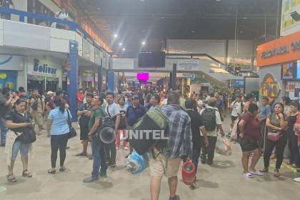A días de Carnaval, cientos de pasajeros se ven afectados por paro en la Terminal Bimodal cruceña