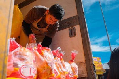 Pese al puente aéreo, Gobierno solo atiende cerca del 10% de la demanda diaria de pollo en La Paz