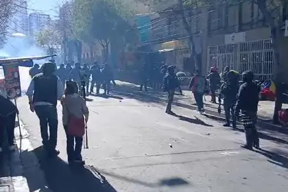 Policía gasifica marcha evista que rebasó un cordón policial a pocos metros del TSE