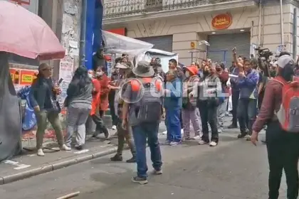 “Fuera, dejen trabajar al pueblo”, entre gritos y empujones, comerciantes desalojan a manifestantes en La Paz