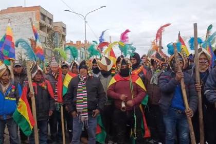 Marchistas de Potosí y Cochabamba llegan a La Paz con palos y dicen que buscan la renuncia del presidente