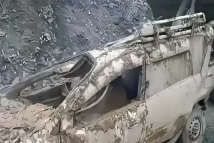 Una vagoneta queda destruida tras ser sepultada por un deslizamiento en La Paz