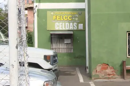 Imputan a extranjera que fue sorprendida cuando intentaba salir de Bolivia con tres adolescentes 
