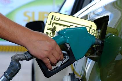 “No hay discriminación” y distribución de combustible es según programación, dicen desde YPFB tras denuncia de Asosur