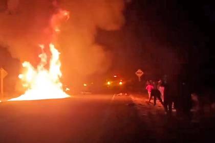 Tras un mes varado en Tambo Quemado, chofer pierde toda su carga en un incendio