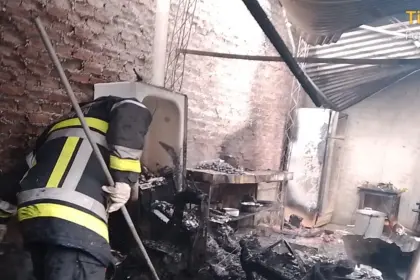 Fuga de gas provoca incendio en una casa de Quillacollo y deja dos heridos de gravedad