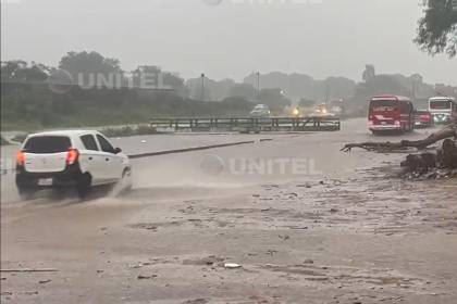 Intensa lluvia afecta al tráfico y deja calles anegadas en la capital cruceña