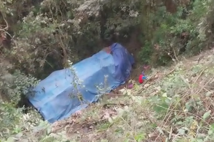 Por dar paso a otro vehículo, un bus se embarranca en Irupana y deja 37 heridos