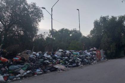 Se masifica el bloqueo en el botadero de K’ara K’ara mientras la basura se acumula en las calles de Cochabamba