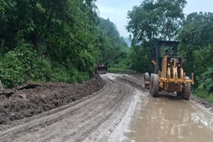 Tome previsiones: Lluvias provocan derrumbes en la ruta a los valles cruceños y provocan cortes temporales