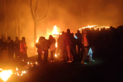 Reportan explosiones e incendio tras accidente de una cisterna con combustible en la ruta nueva Cochabamba - Santa Cruz