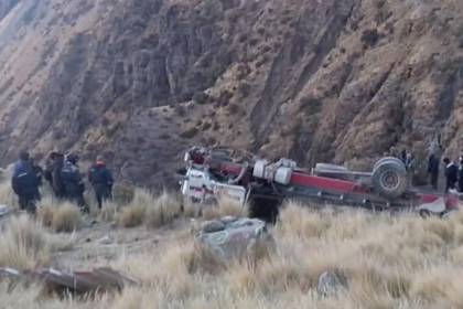 Por dar paso a otro vehículo, un camión se embarranca en Morochata y deja nueve heridos