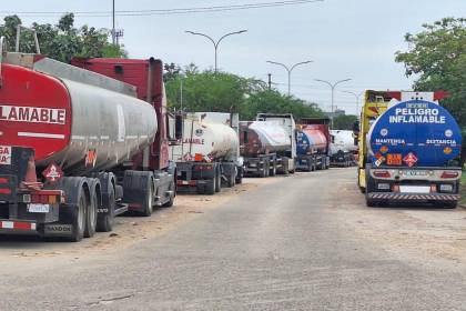 YPFB admite que por falta de pago no puede descargar combustibles en la refinería de Palmasola