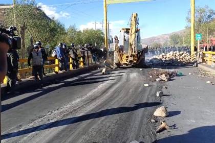 Tras un enfrentamiento con heridos, los policías y militares toman el control del puente Parotani