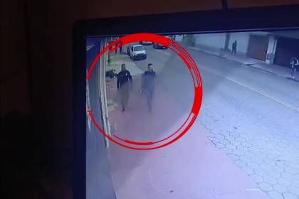 Video: Policía identifica a los dos sujetos que atracaron a una mujer y se llevaron Bs 1 millón
