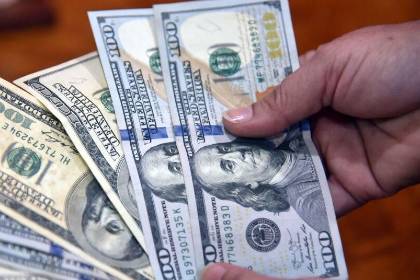 Tras flexibilizar tipo de cambio, ministro anuncia medidas de apoyo financiero