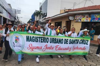 Maestros urbanos marchan en Santa Cruz y exigen abrogación del Decreto Supremo 5716