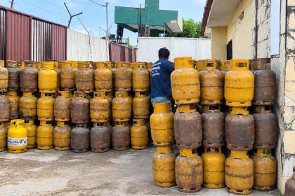 Distribución de garrafas vuelve a los barrios de Santa Cruz tras acuerdo con Gobierno 