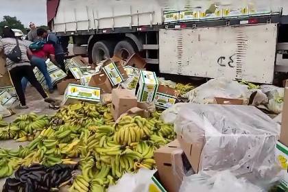 Banano del trópico es arrojado a la carretera en protesta por bloqueo que impide su exportación