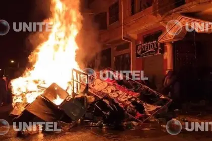 Vecinos intervienen locales cerca de la UPEA, queman mobiliario y sacan a chicotazos a los jóvenes 