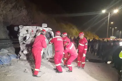 Tragedia en la autopista La Paz - El Alto: reportan muertos y heridos por el choque entre un camión y un minibús