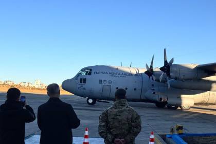 Avión argentino refuerza puente aéreo de alimentos para La Paz, golpeada por los bloqueos 