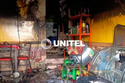 Incendio consume un negocio de comidas en La Paz; bomberos presumen que hubo una “mala conexión” de una garrafa