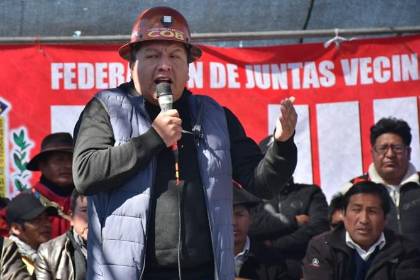 Video: Tras su reaparición en El Alto, Argollo salió escoltado y con seguridad del cabildo