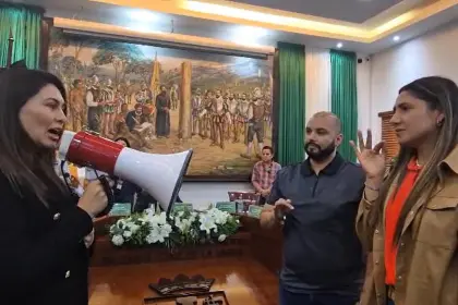 Gritos y peleas en sesión Concejo Cruceño: UCS y el MAS dicen que hay nueva directiva, la oposición lo rechaza