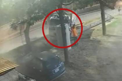 Salen a la luz videos del momento en el que una volqueta choca con una estructura y causa la muerte del conductor