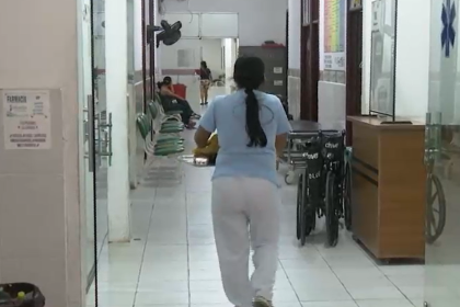“Me dijeron ‘corra, su niña tiene una herida en el cuello’”: La madre relata el ataque a su hija en un colegio
