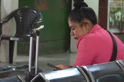 Pasajera afectada por los bloqueos, no puede llevar medicamentos hasta Cochabamba
