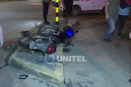 Santa Cruz: Violento accidente entre una vagoneta y un motociclista en la doble vía a La Guardia