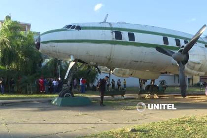 Vecinos unen esfuerzos para sacar brillo al icónico Avión Pirata de Santa Cruz