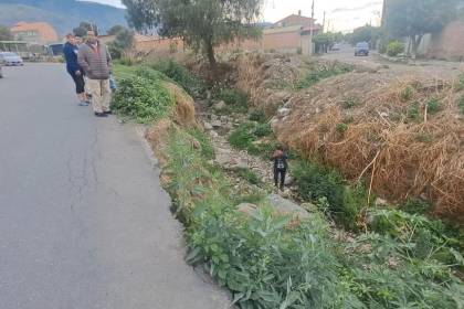 Hundimiento en la capa asfáltica pone en alerta a vecinos de Villa Taquiña