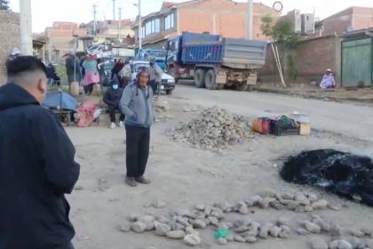 Vecinos de K’ara K’ara mantienen vigilia y bloqueo para impedir que ingrese basura al botadero