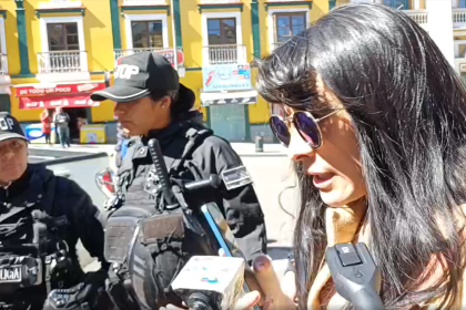 Agentes trasladan a la Policía a la exministra y dirigente evista Wilma Alanoca